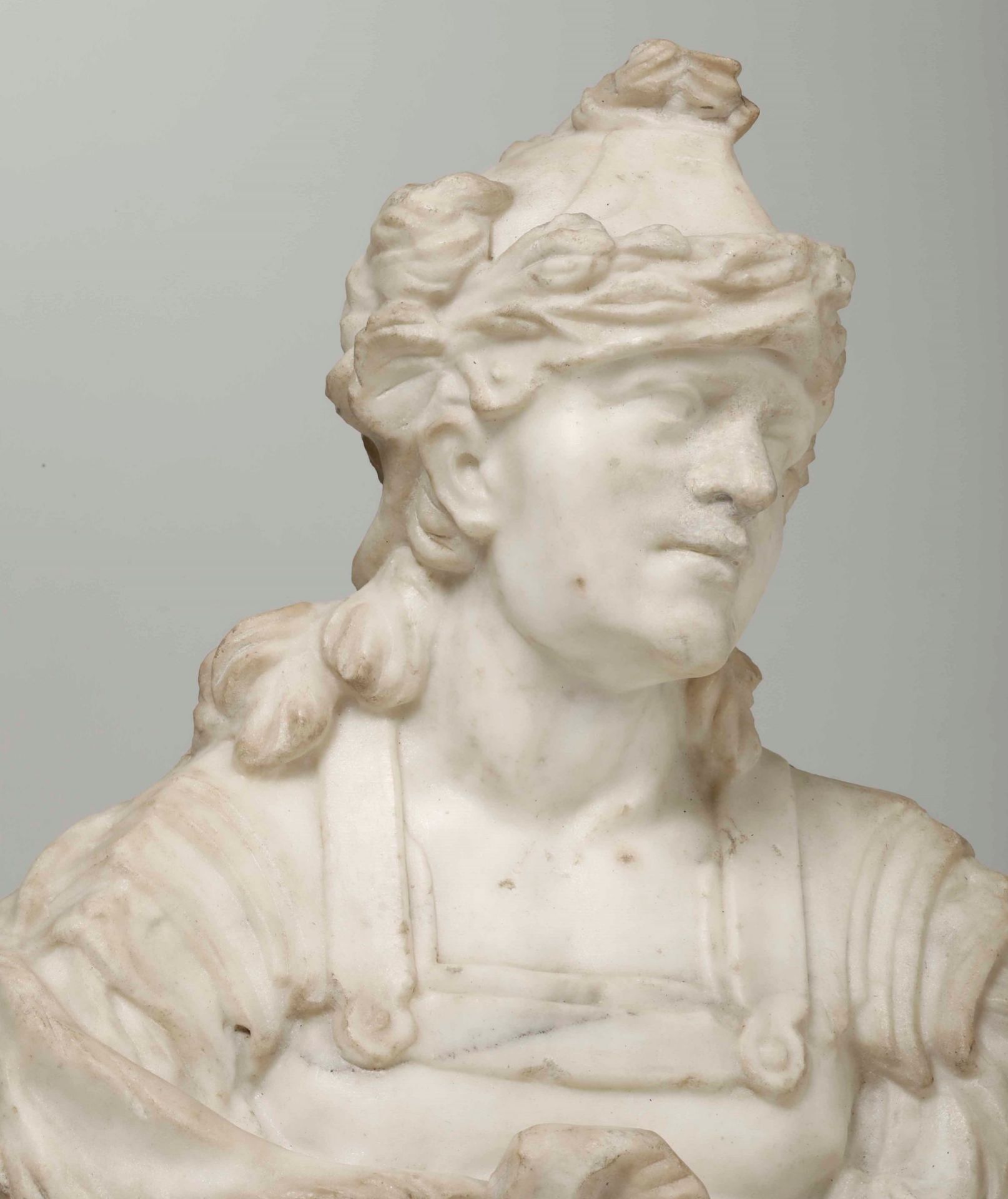 Busto virile loricato (Alessandro Magno?). Marmo bianco dei Pirenei. Arte barocca, [...] - Bild 6 aus 7