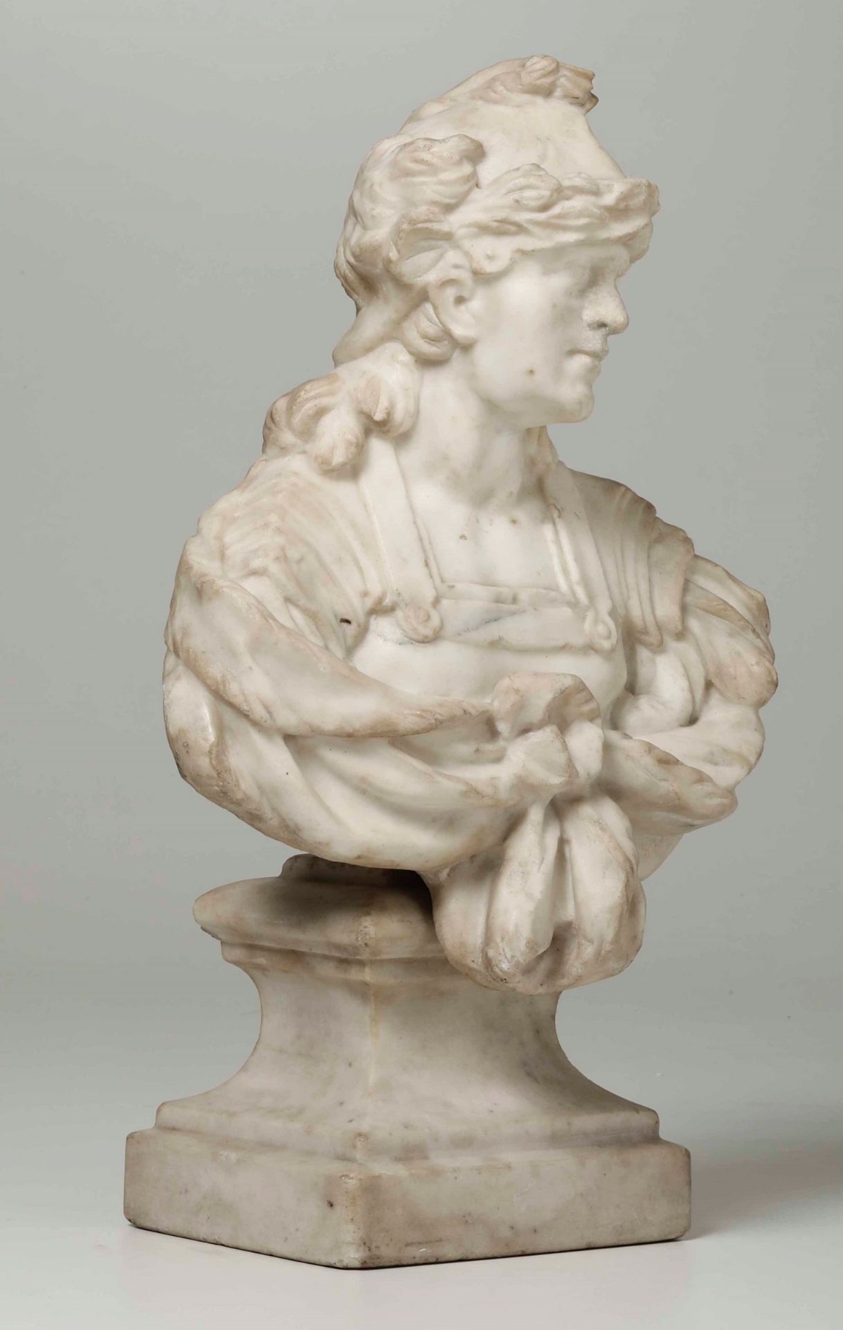 Busto virile loricato (Alessandro Magno?). Marmo bianco dei Pirenei. Arte barocca, [...] - Bild 5 aus 7