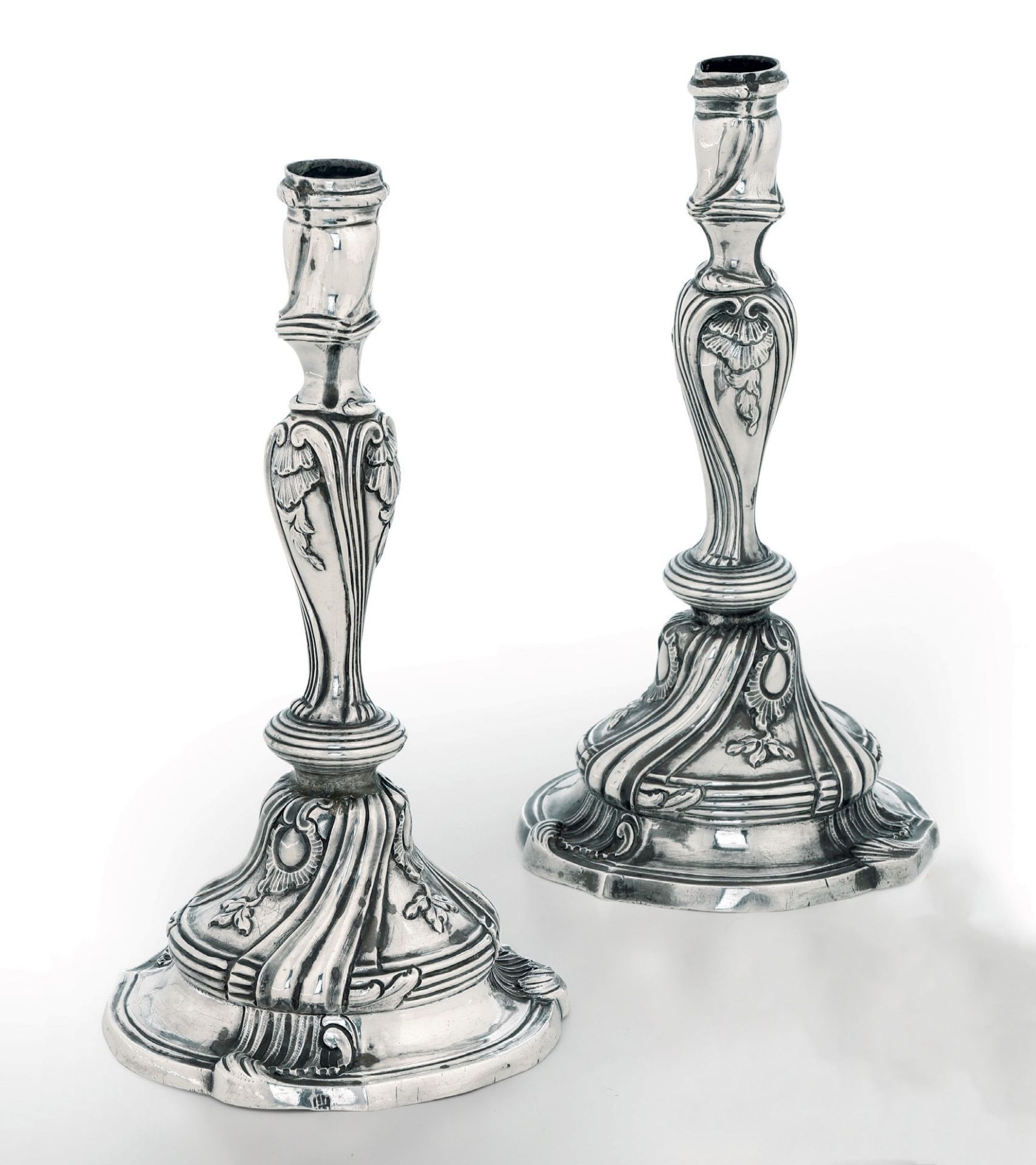 Coppia di candelieri in argento sbalzato e cesellato, Genova, seconda metà del XVIII [...]