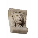 Coppia di mascheroni raffiguranti teste leonine. Marmo bianco. Scultore barocco [...]