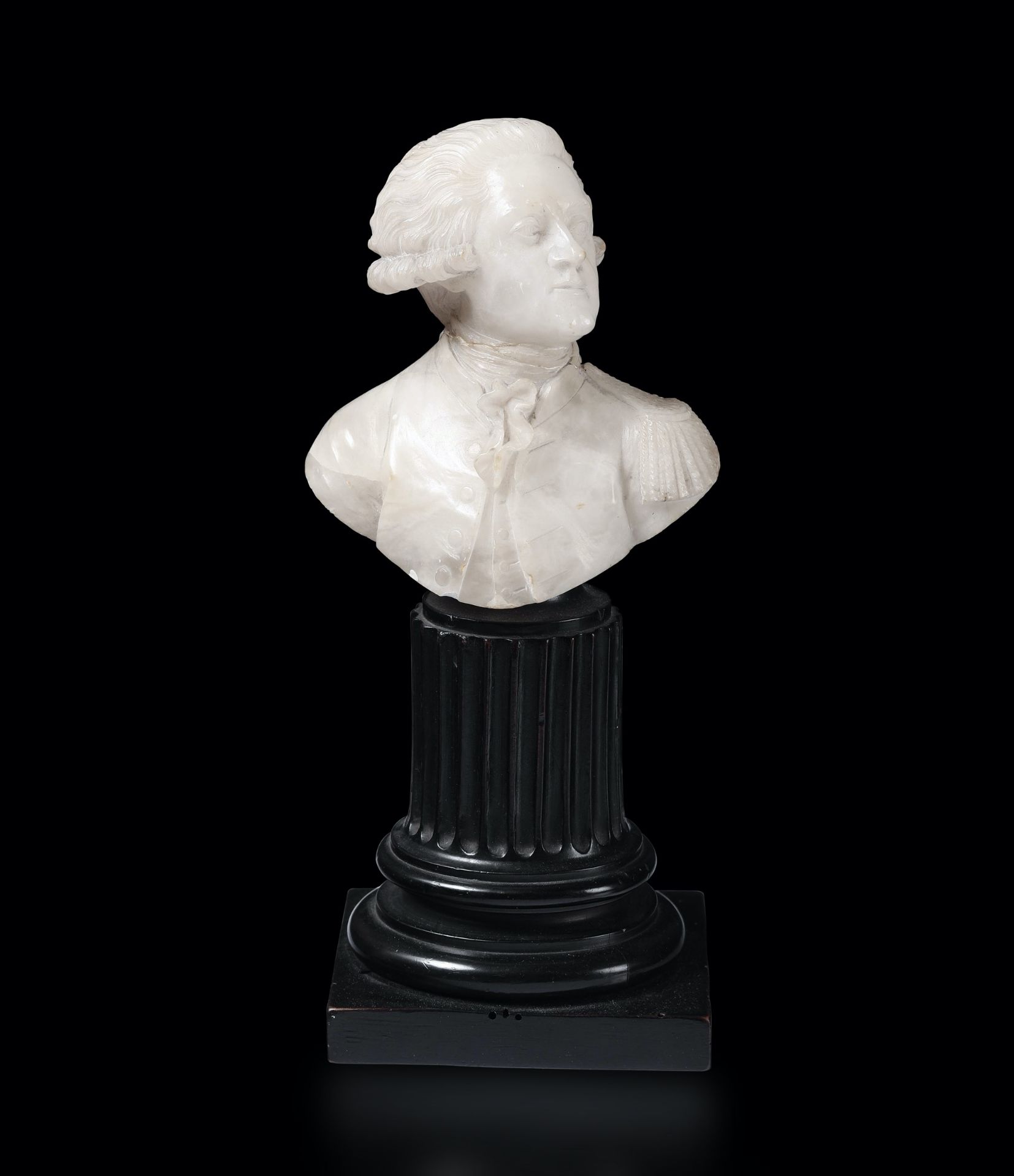Busto di gentiluomo in alabastro. XIX secolo, - cm 13 cm 10. - Base a colonna in [...]