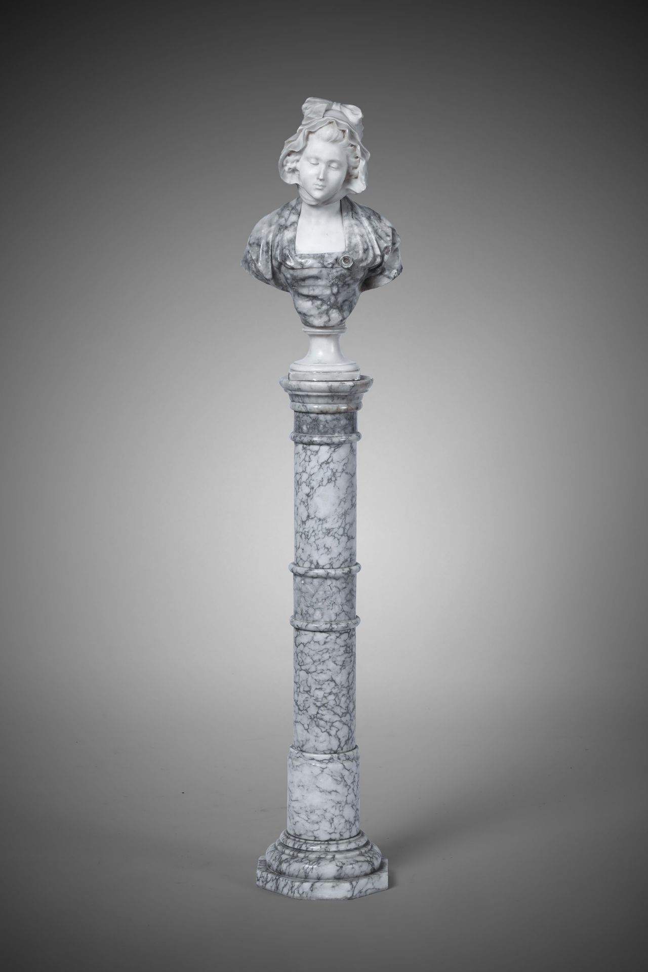 Busto di fanciulla in marmo bianco e bicolore. Firmato Pugi, XIX-XX secolo, - cm 53 [...]