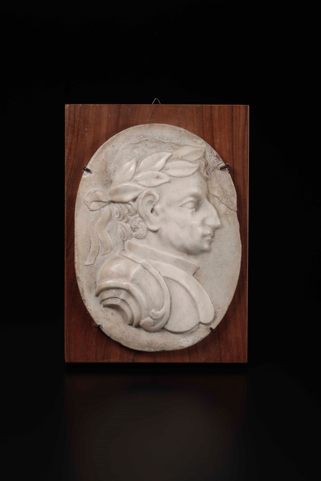 Profilo di imperatore con corona d’alloro. - Rilievo ovale in marmo bianco. XVIII [...]