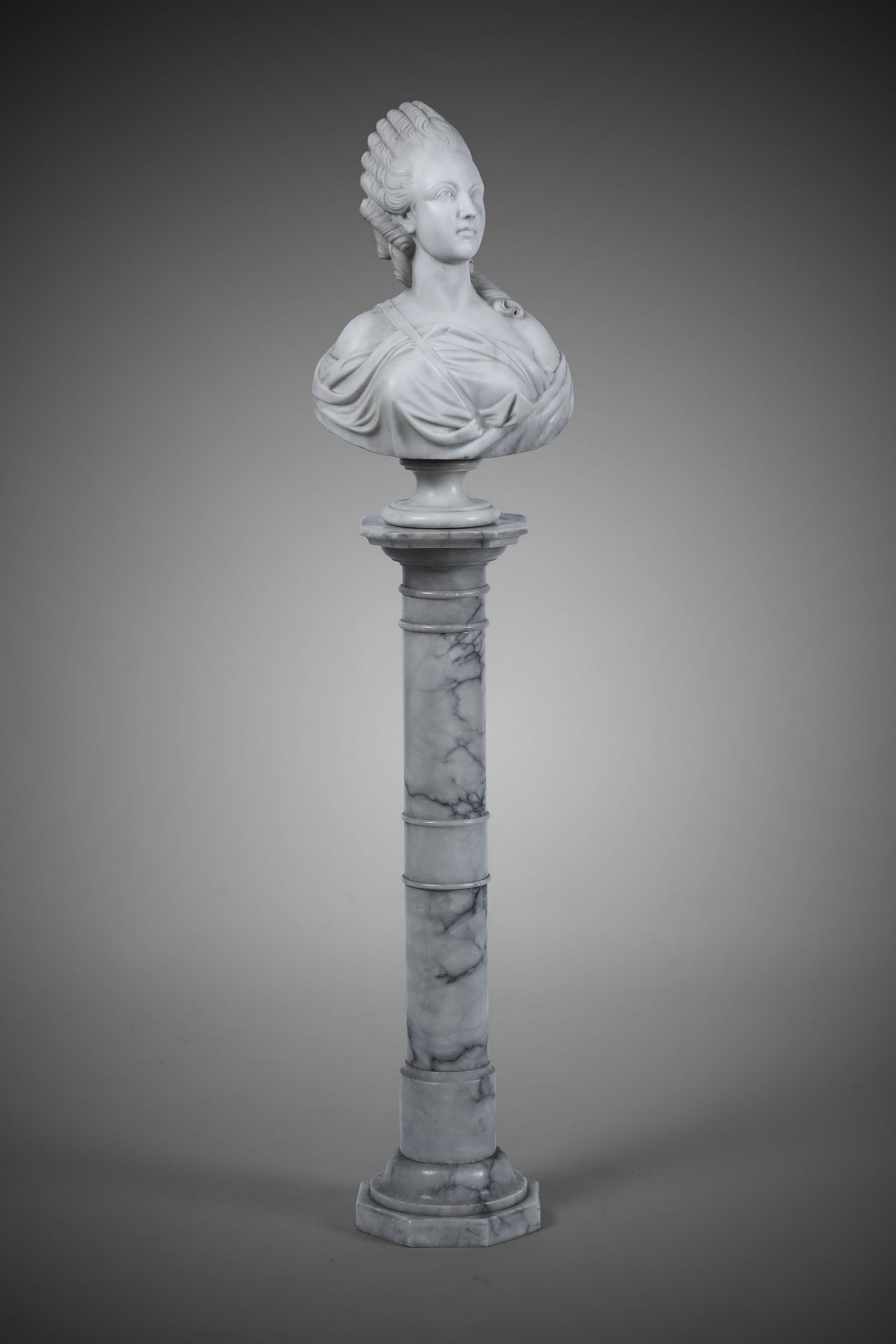 Busto di Maria Antonietta in marmo bianco. XX secolo, - cm 60 colonna cm 104 Base a [...]