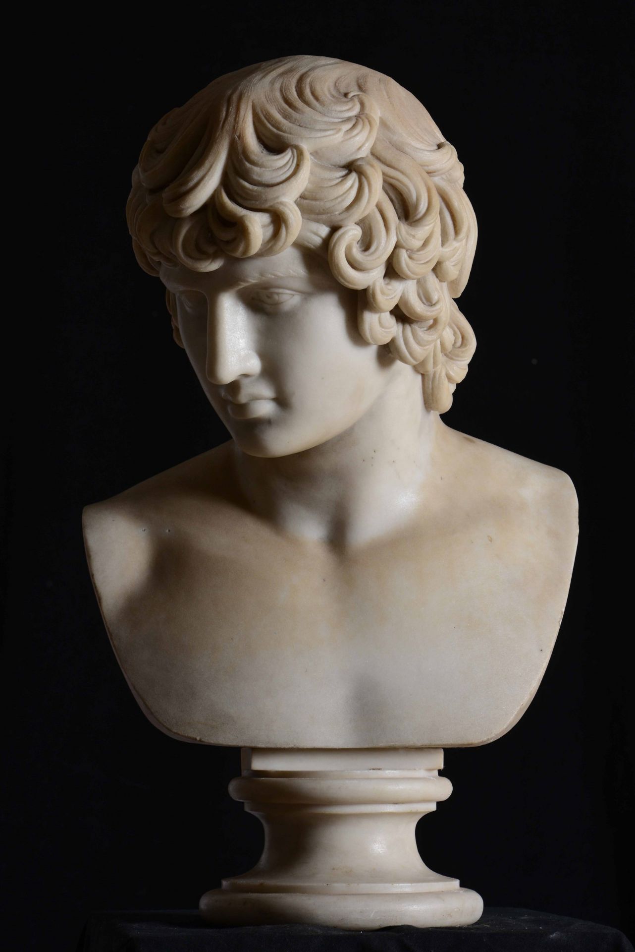 Antinoo. Busto in marmo bianco. - Scultore neoclassico del XIX secolo, - altezza cm [...] - Bild 2 aus 5