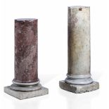 Due mezze colonne in scagliola dipinta a finto marmo. XX secolo, - altezze cm 114 e [...]