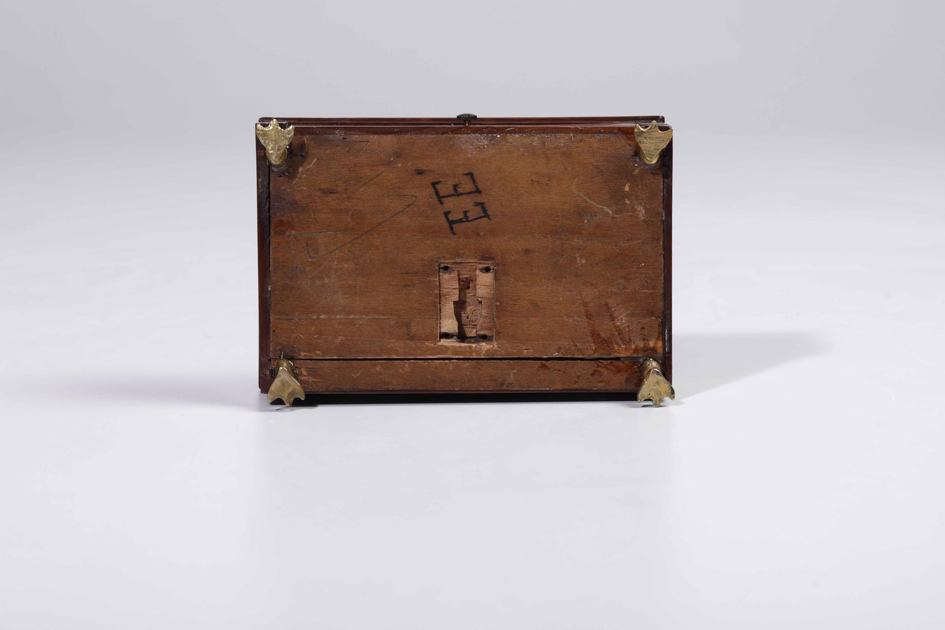 Piccola scatola in legno con specchietto in bronzo dorato e cesellato. XIX-XX secolo, [...] - Bild 2 aus 3