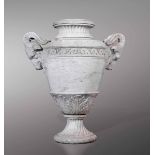 Coppia di monumentali vasi biansati in marmo venato. Arte del XIX-XX secolo, - [...]