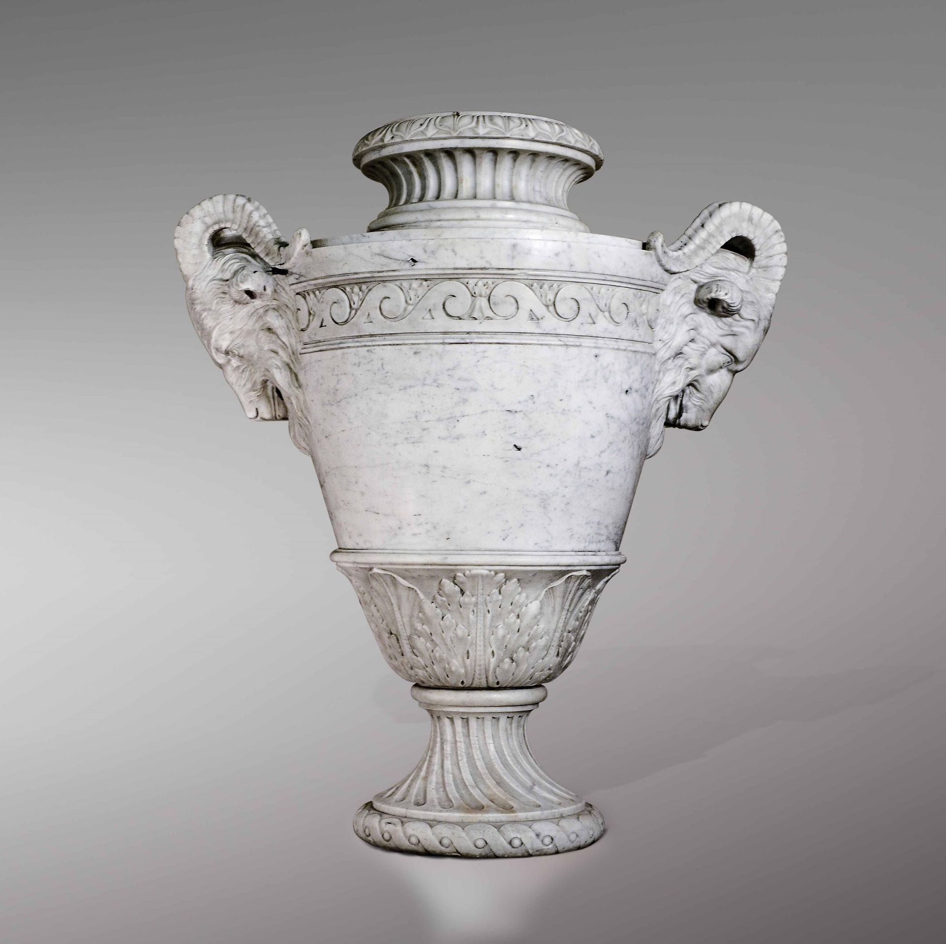 Coppia di monumentali vasi biansati in marmo venato. Arte del XIX-XX secolo, - [...] - Bild 2 aus 3