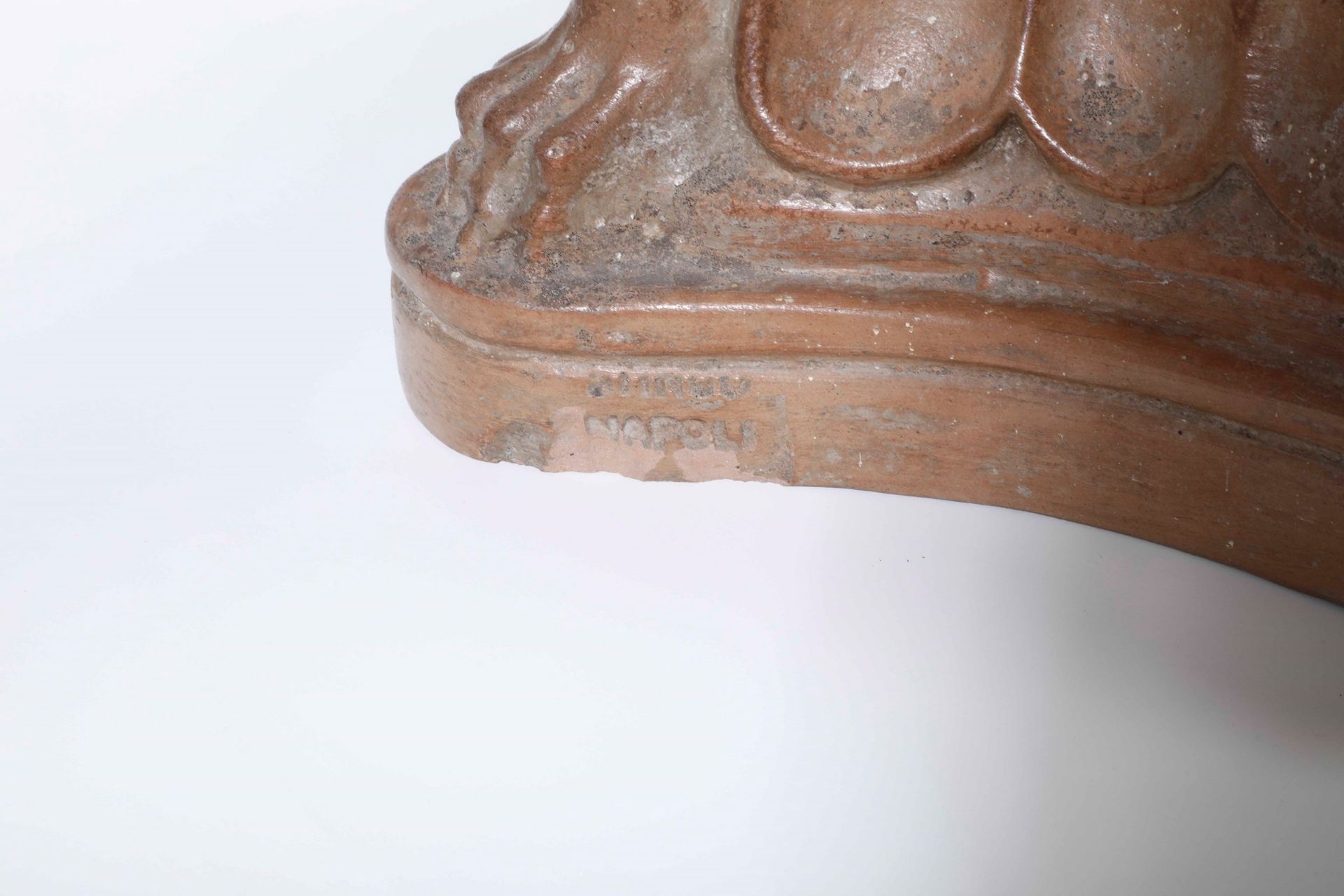 Coppia di panchetti in terracotta in stile antico. XX secolo, - cm 35x35x43 - 300 - - Bild 2 aus 2
