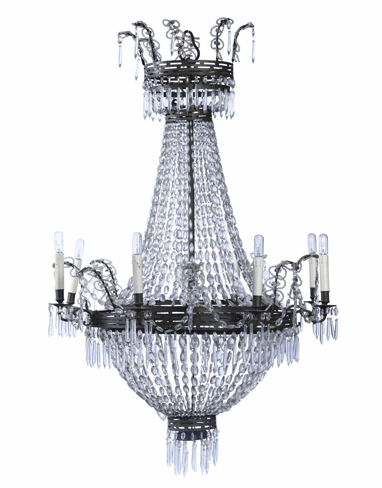 Coppia di grandi lampadari a fontana in metallo e cristalli, XIX secolo, - cm 120x80 [...]