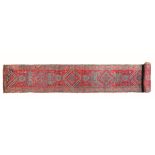 Passatoia Anatolia fine XIX secolo, - campo rosso con medaglioni sovrapposti, cm [...]