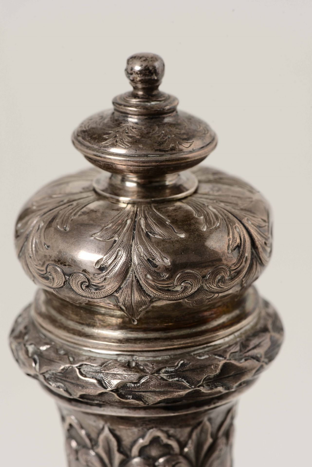 Bottiglia con tappo in argento sbalzato e inciso, Impero Britannico XIX secolo, - [...] - Image 3 of 5