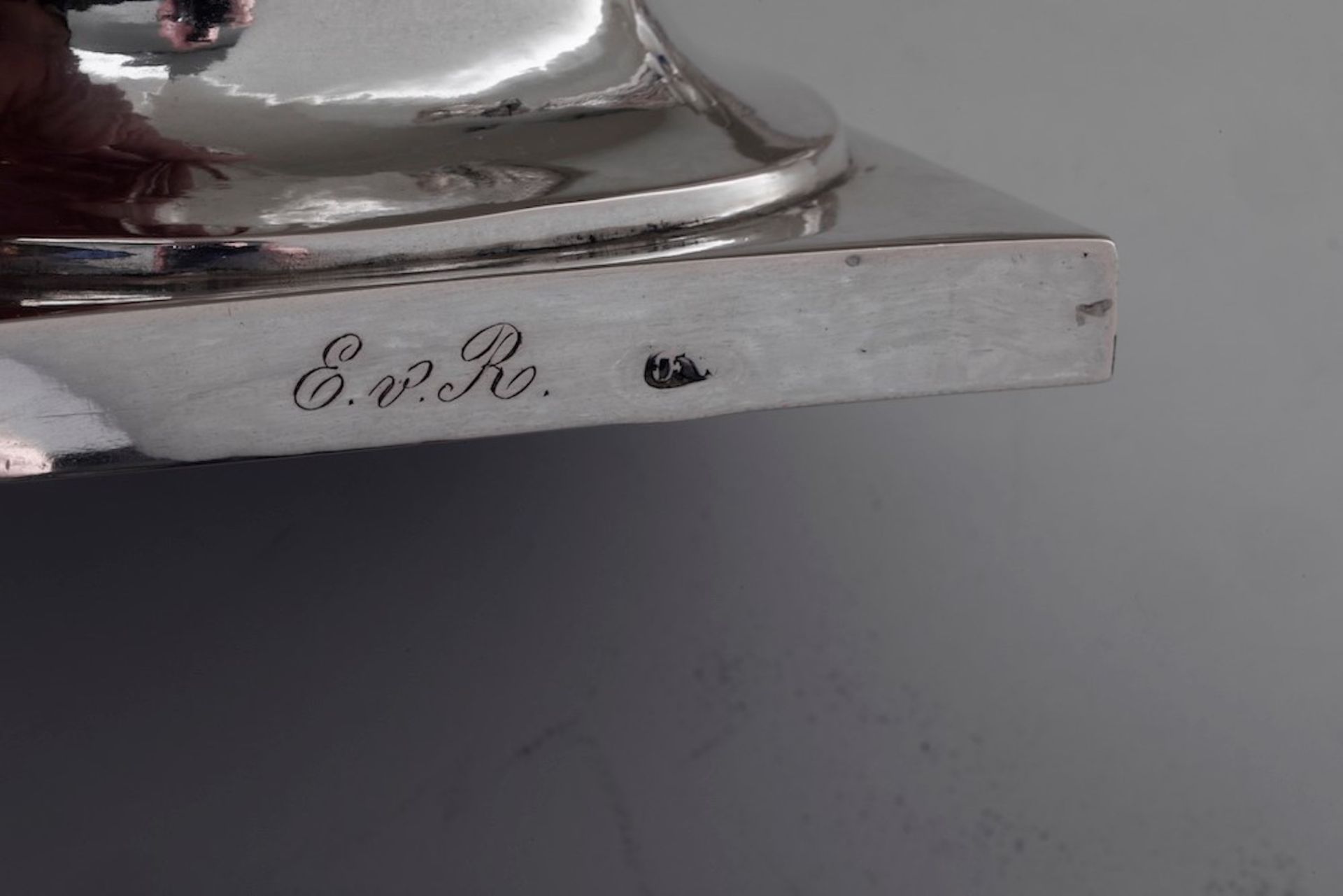 Coppia di candelieri in argento fuso, sbalzato e cesellato. Germania XIX secolo, - [...] - Bild 6 aus 6