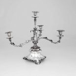 Grande candelabro centrotavola in argento fuso sbalzato e cesellato. Londra, 1883, - [...]