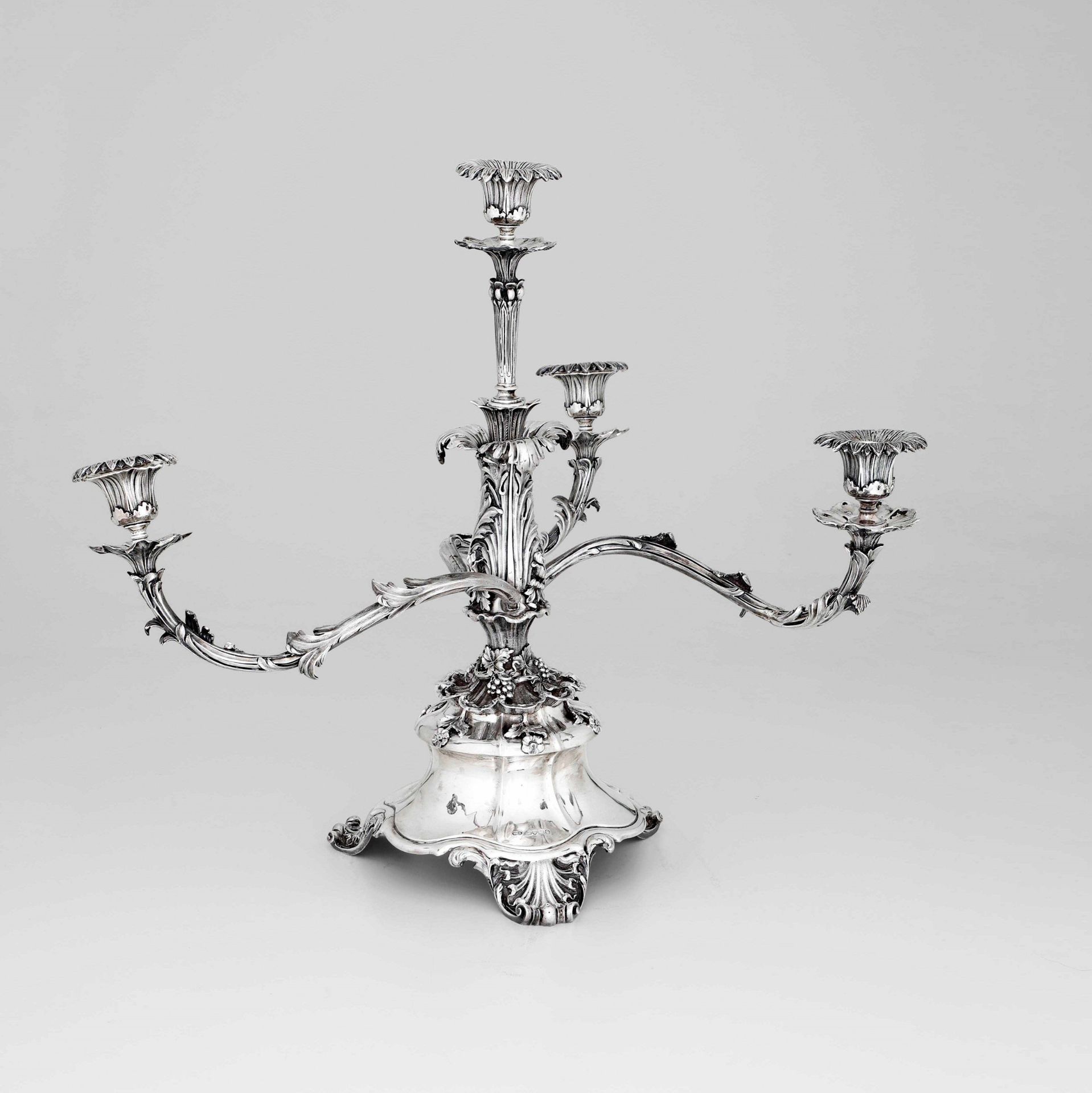 Grande candelabro centrotavola in argento fuso sbalzato e cesellato. Londra, 1883, - [...]