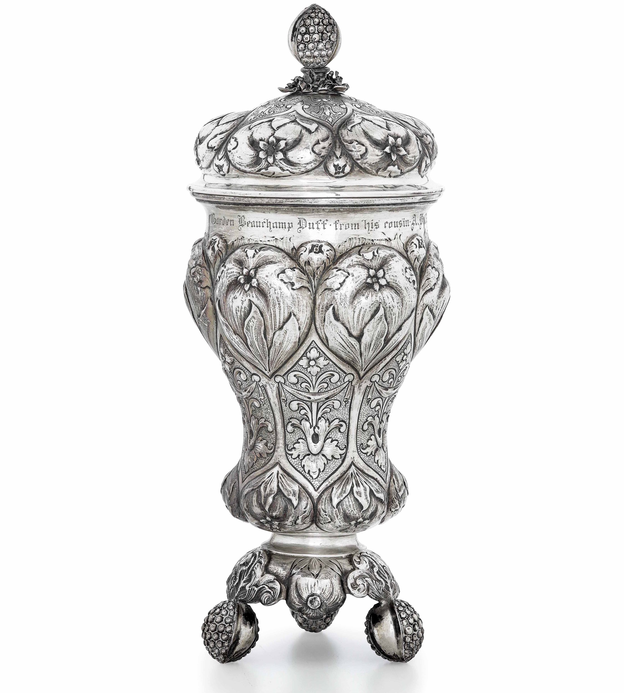 Coppa con coperchio in argento sbalzato e cesellato. Hanau (?) XIX secolo, - gr. [...]