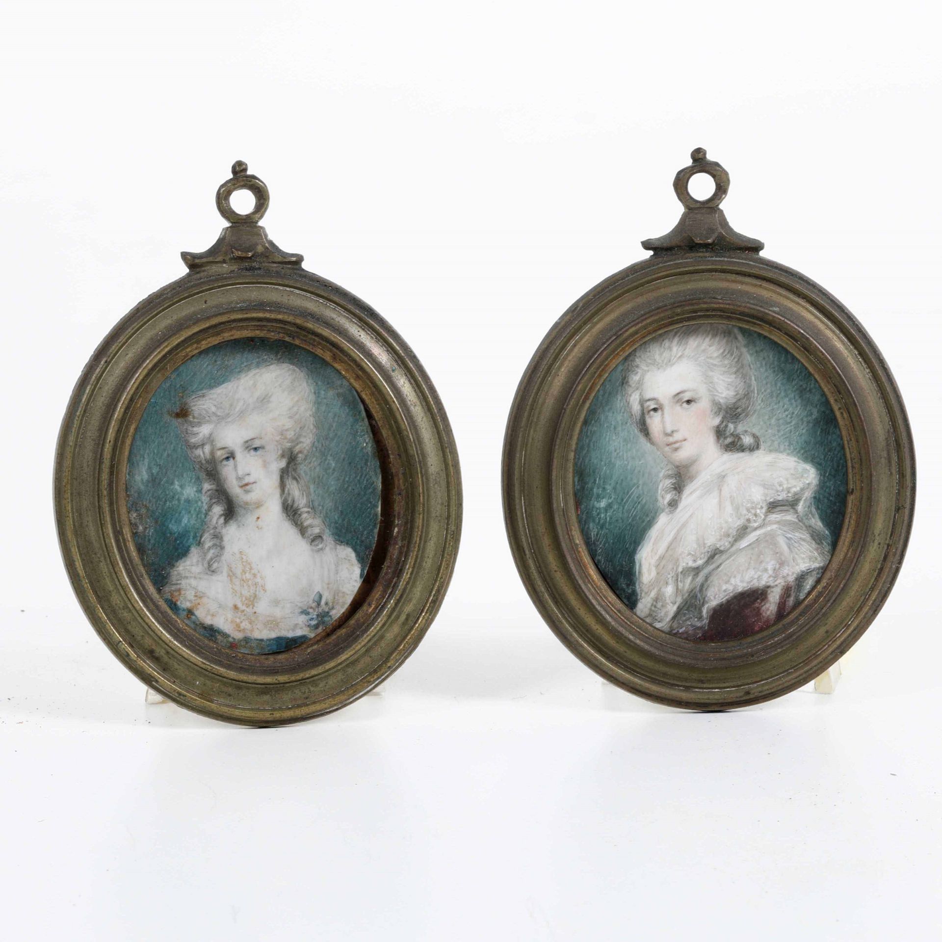 Due miniature con figura femminile entro cornici ovali, - cm 5,5x5 -