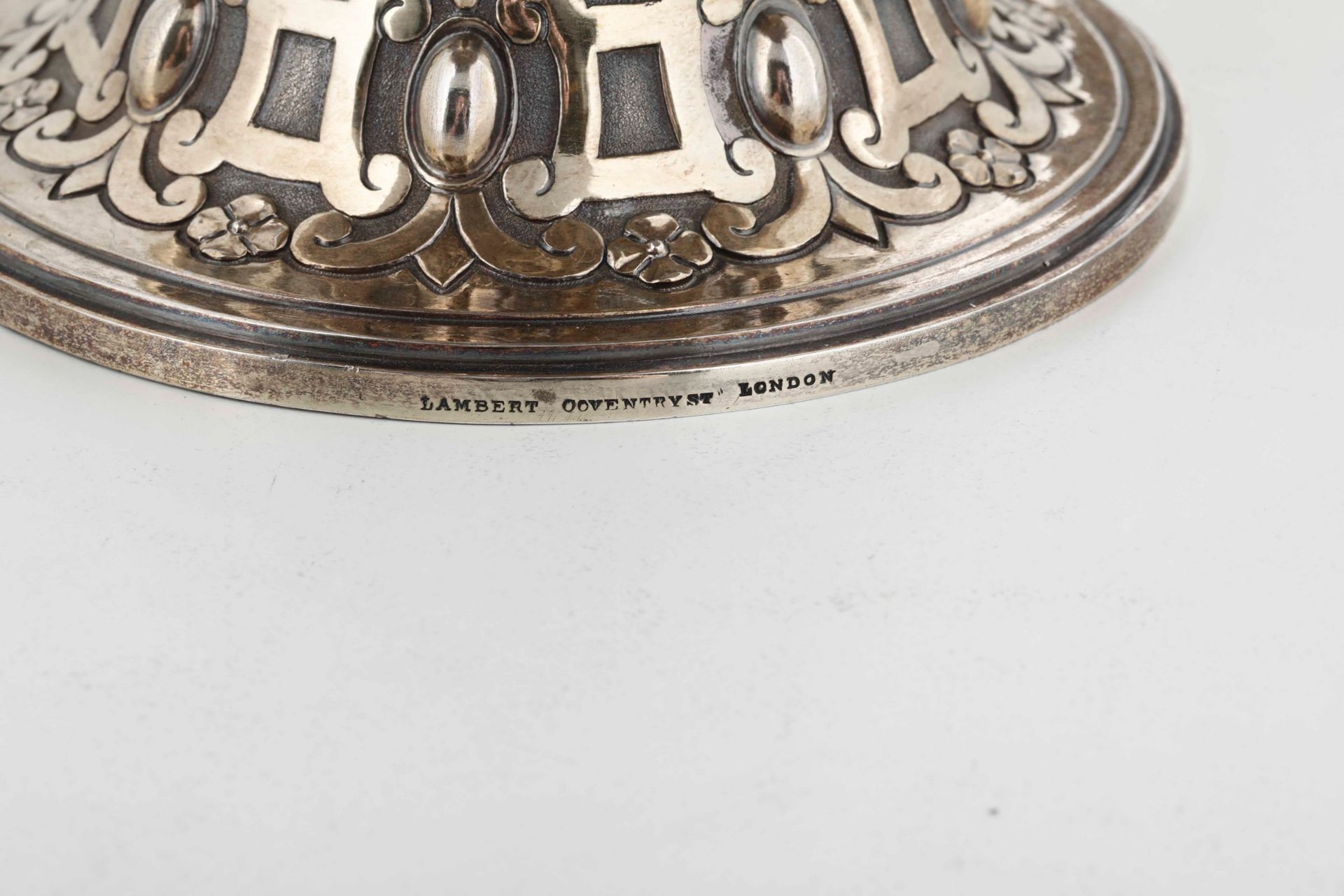 Coppia di importanti alzate in argento fuso, cesellato e dorato. Londra seconda metà [...] - Bild 5 aus 6