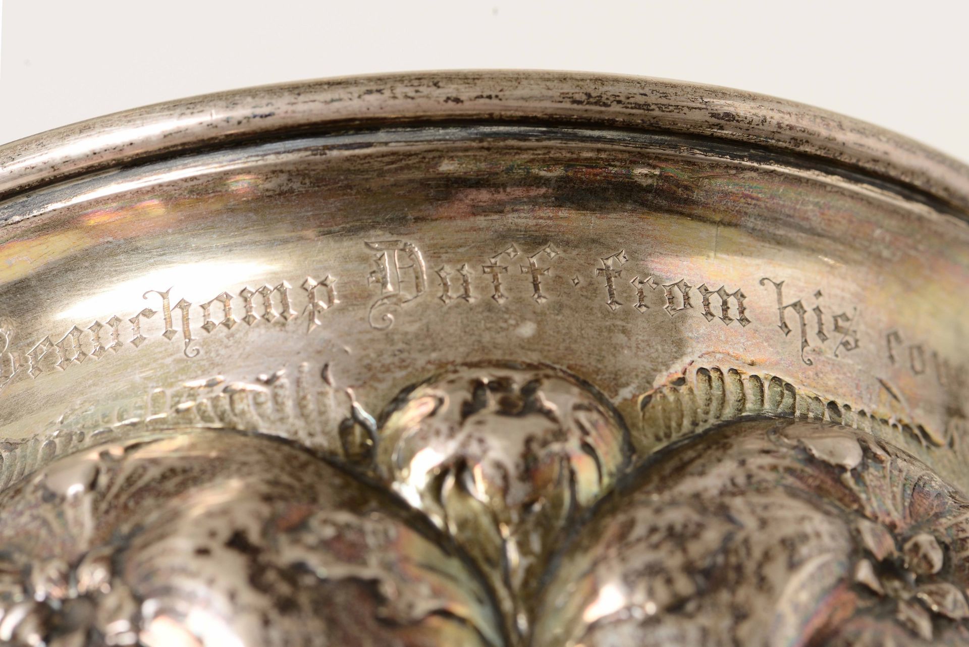 Coppa con coperchio in argento sbalzato e cesellato. Hanau (?) XIX secolo, - gr. [...] - Image 2 of 3