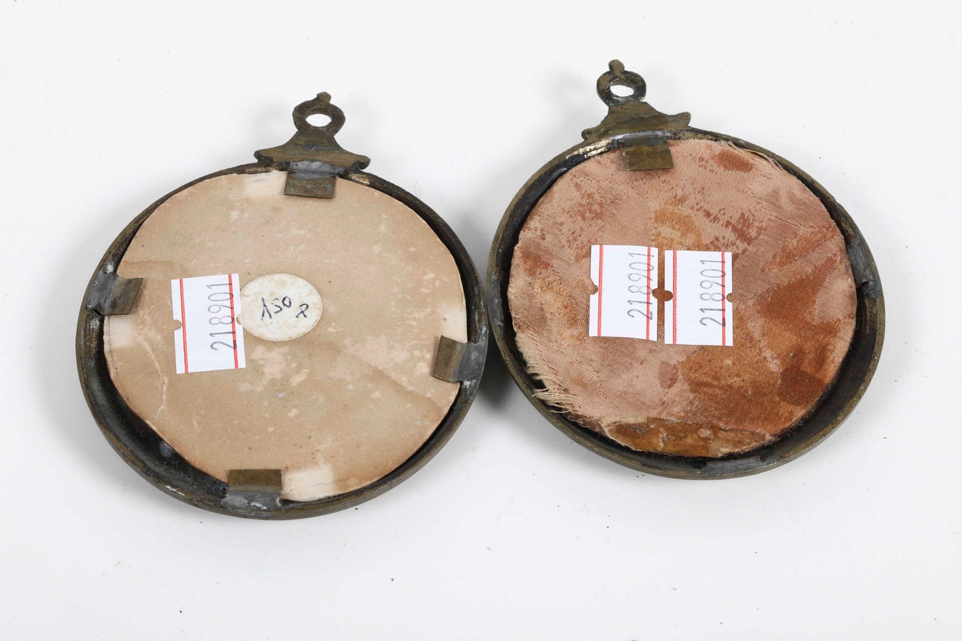 Due miniature con figura femminile entro cornici ovali, - cm 5,5x5 - - Bild 2 aus 2