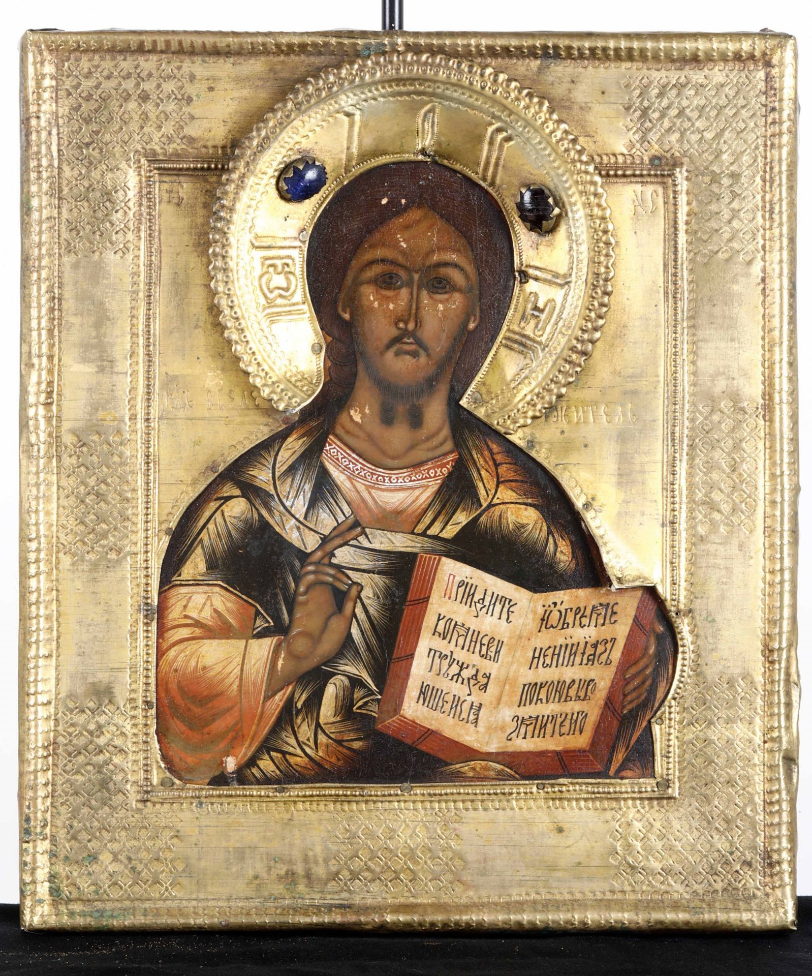 Icona con riza in metallo dorato e pietre cabochon raffigurante Cristo Pantocrator. [...]