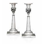 Coppia di candelieri in argento fuso, sbalzato e cesellato. Germania XIX secolo, - [...]