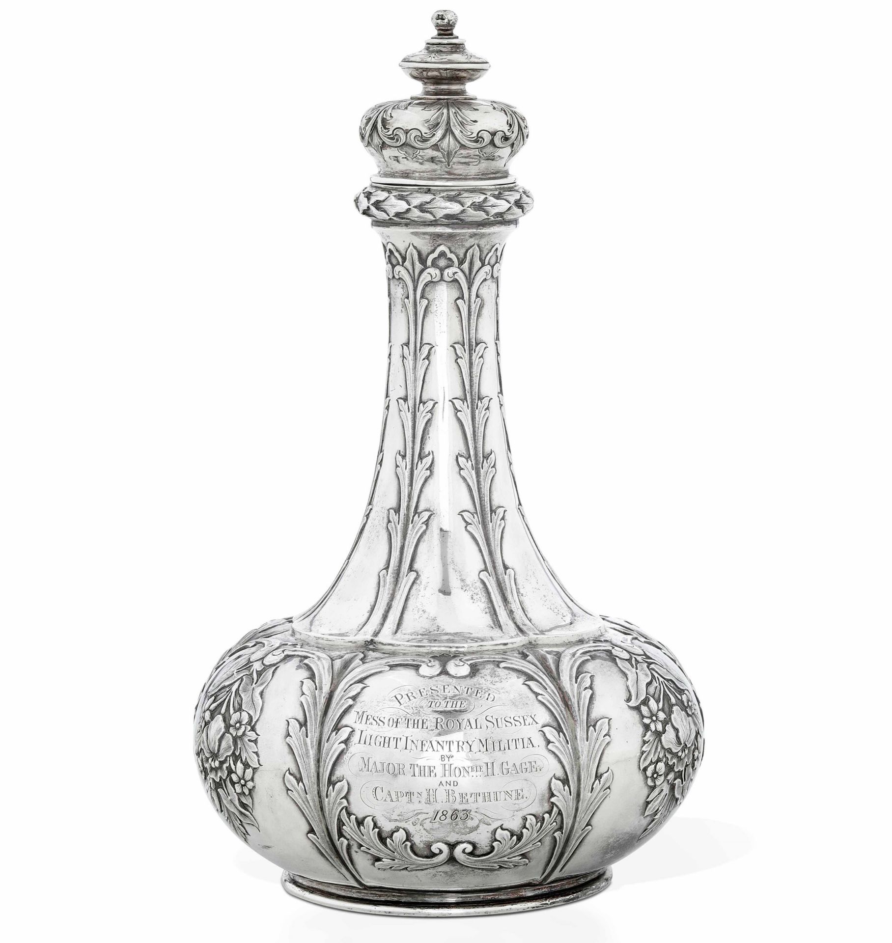 Bottiglia con tappo in argento sbalzato e inciso, Impero Britannico XIX secolo, - [...]