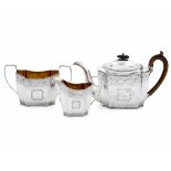 Servizio da tè in argento fuso, sbalzato e cesellato. Londra 1802, Argentiere CC [...]