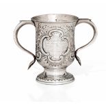 Coppa biansata in argento sbalzato e cesellato. Londra 1761. Marchio dell'argentiere [...]