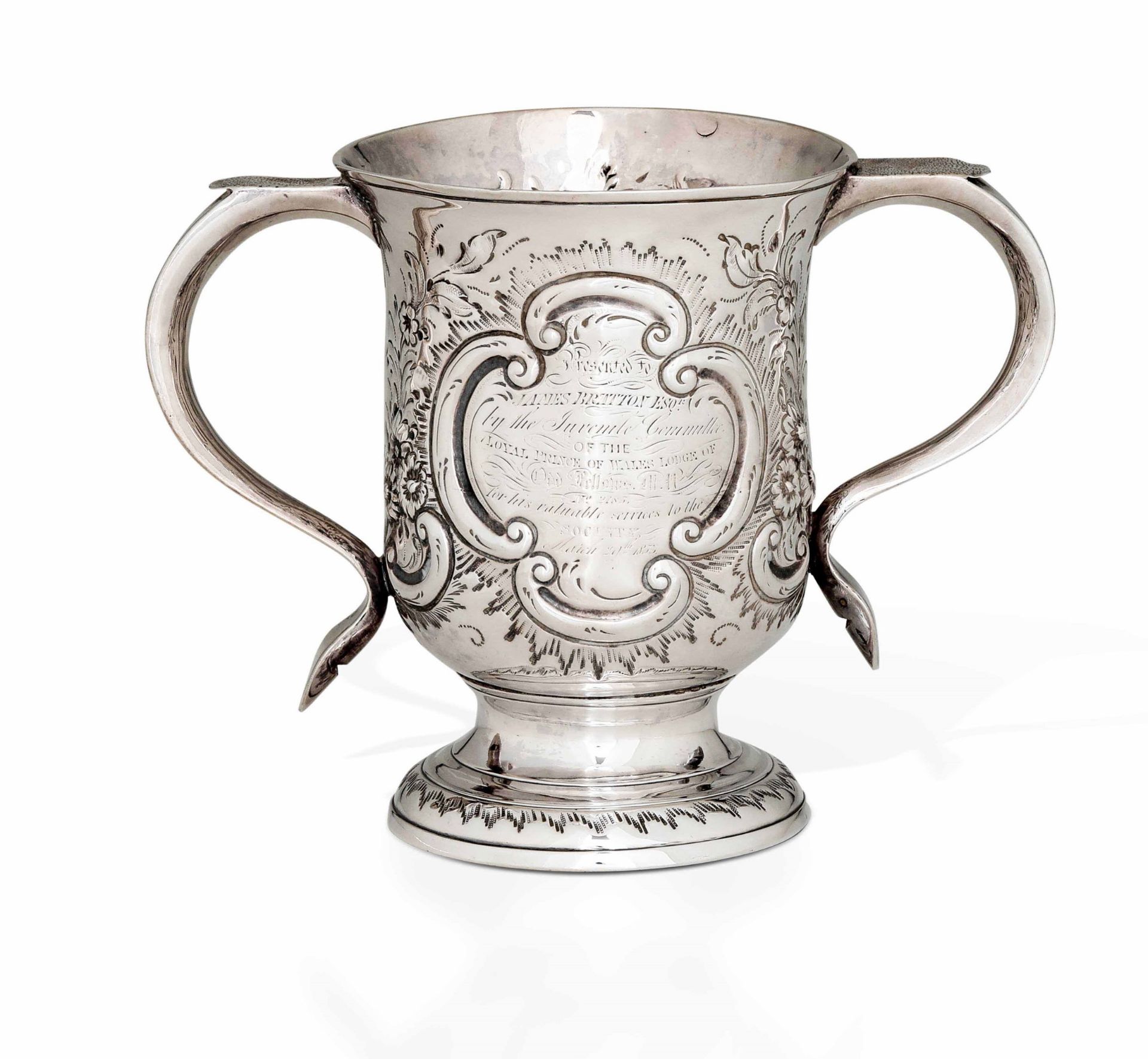Coppa biansata in argento sbalzato e cesellato. Londra 1761. Marchio dell'argentiere [...]