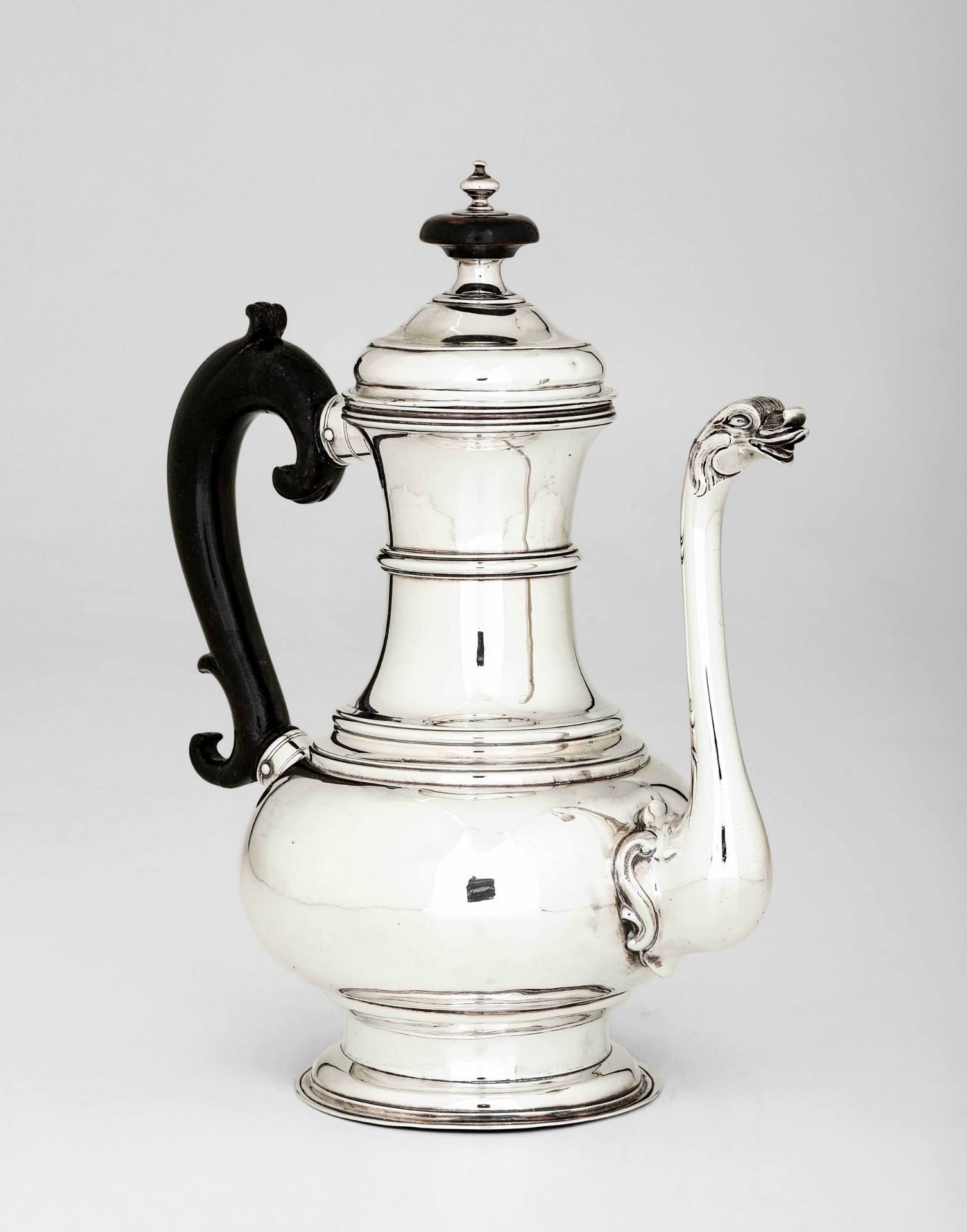 A silver coffee pot, Florence, 1755/60 - Molten, chiselled and engraved silver. [...]