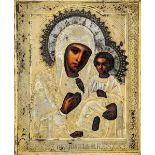 Icona raffigurante la Vergine di Kazan. Riza in argento sbalzato, traforato, [...]