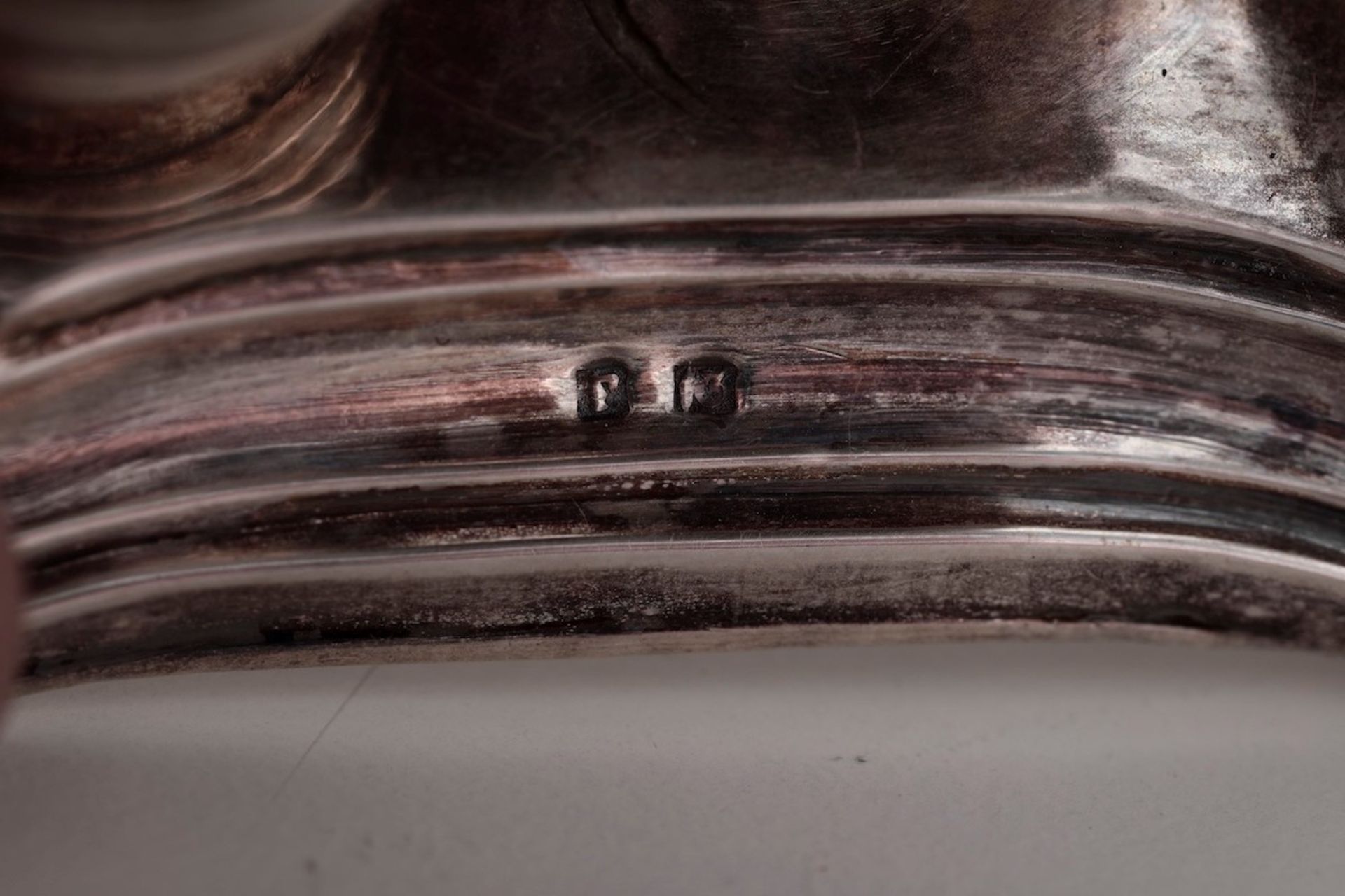 Porta stuzzicadenti in argento sbalzato raffigurante marinaio con ancora e barile. [...] - Bild 2 aus 2