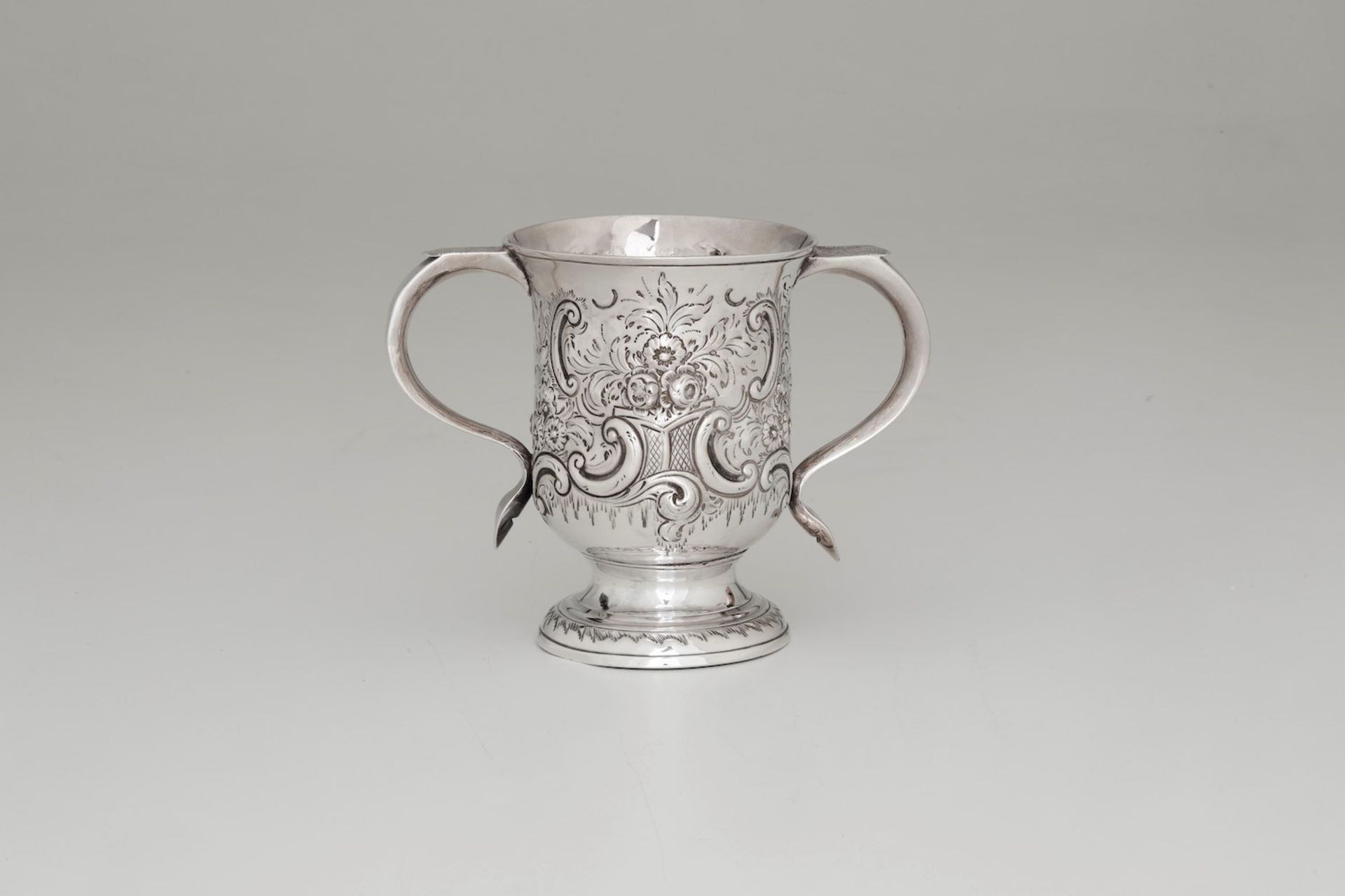Coppa biansata in argento sbalzato e cesellato. Londra 1761. Marchio dell'argentiere [...] - Bild 2 aus 3