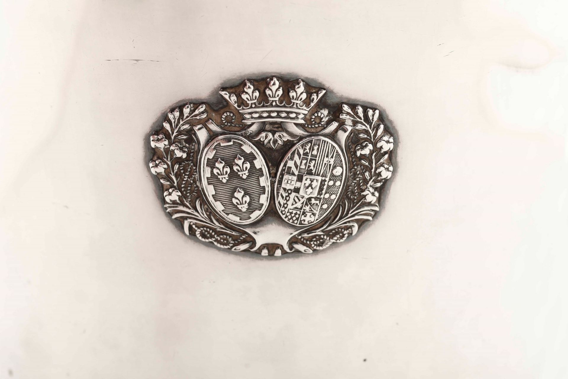 Rinfrescatoio in argento primo titolo fuso, sbalzato e cesellato. Parigi 1819-1838. [...] - Bild 2 aus 4
