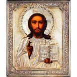 Icona con riza in argento sbalzato, cesellato e dorato raffigurante Cristo [...]