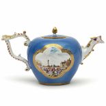 Teiera Meissen, 1730-1735 , - Porcellana. Marca: spade in blu. Altezza cm 10,8. [...]