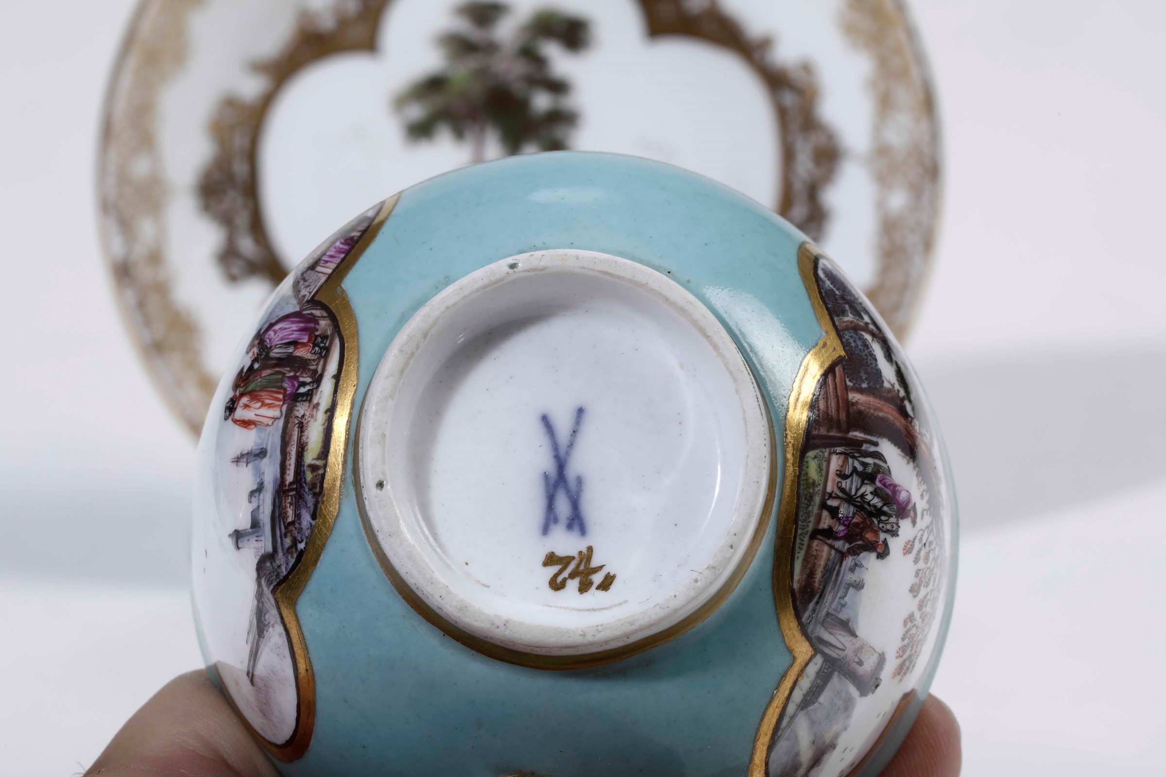Tazza con piattino Meissen, 1740 circa , - Porcellana. Marca: spade in blu; numero [...] - Image 3 of 4