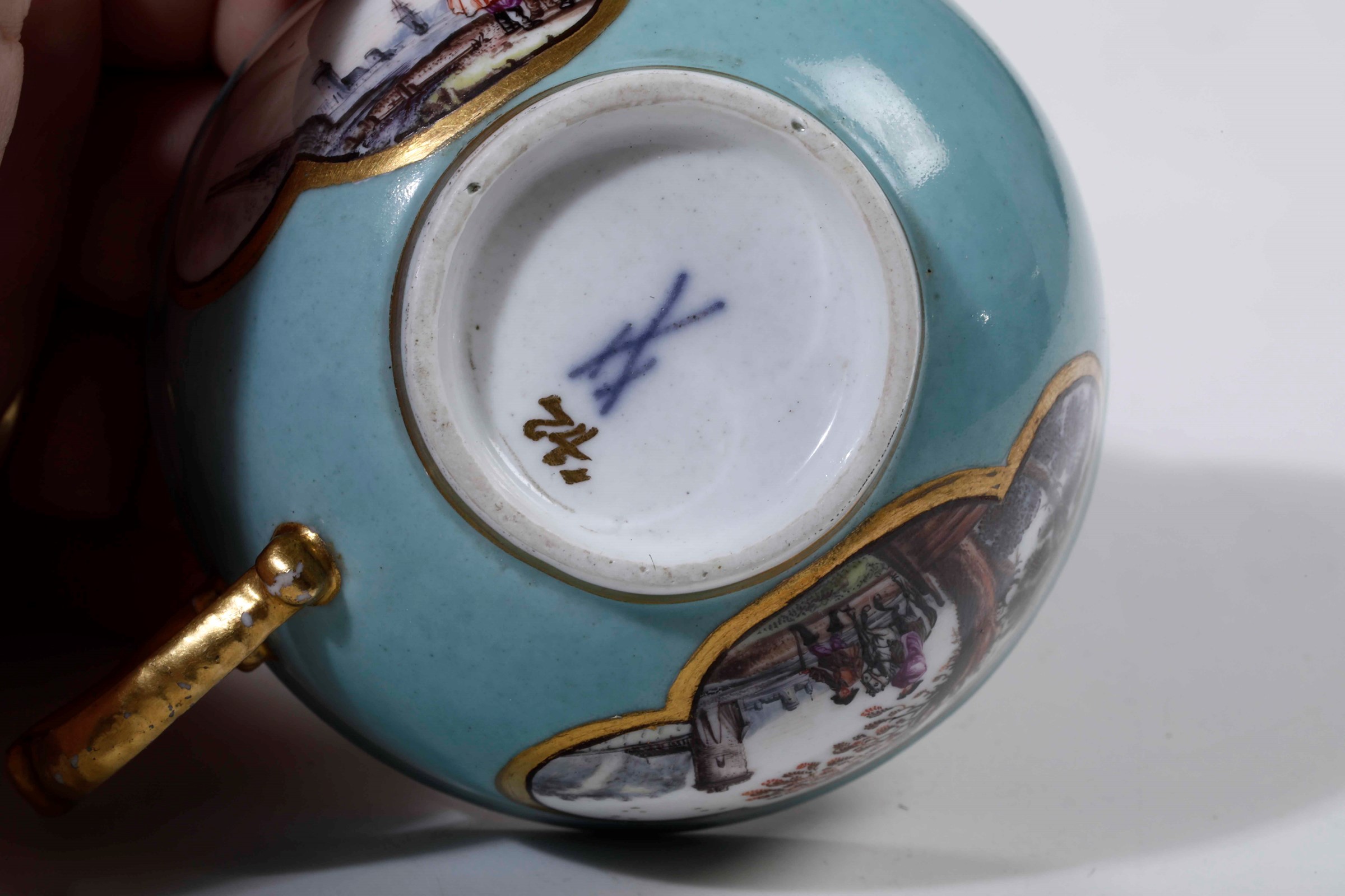 Tazza con piattino Meissen, 1740 circa , - Porcellana. Marca: spade in blu; numero [...] - Image 4 of 4