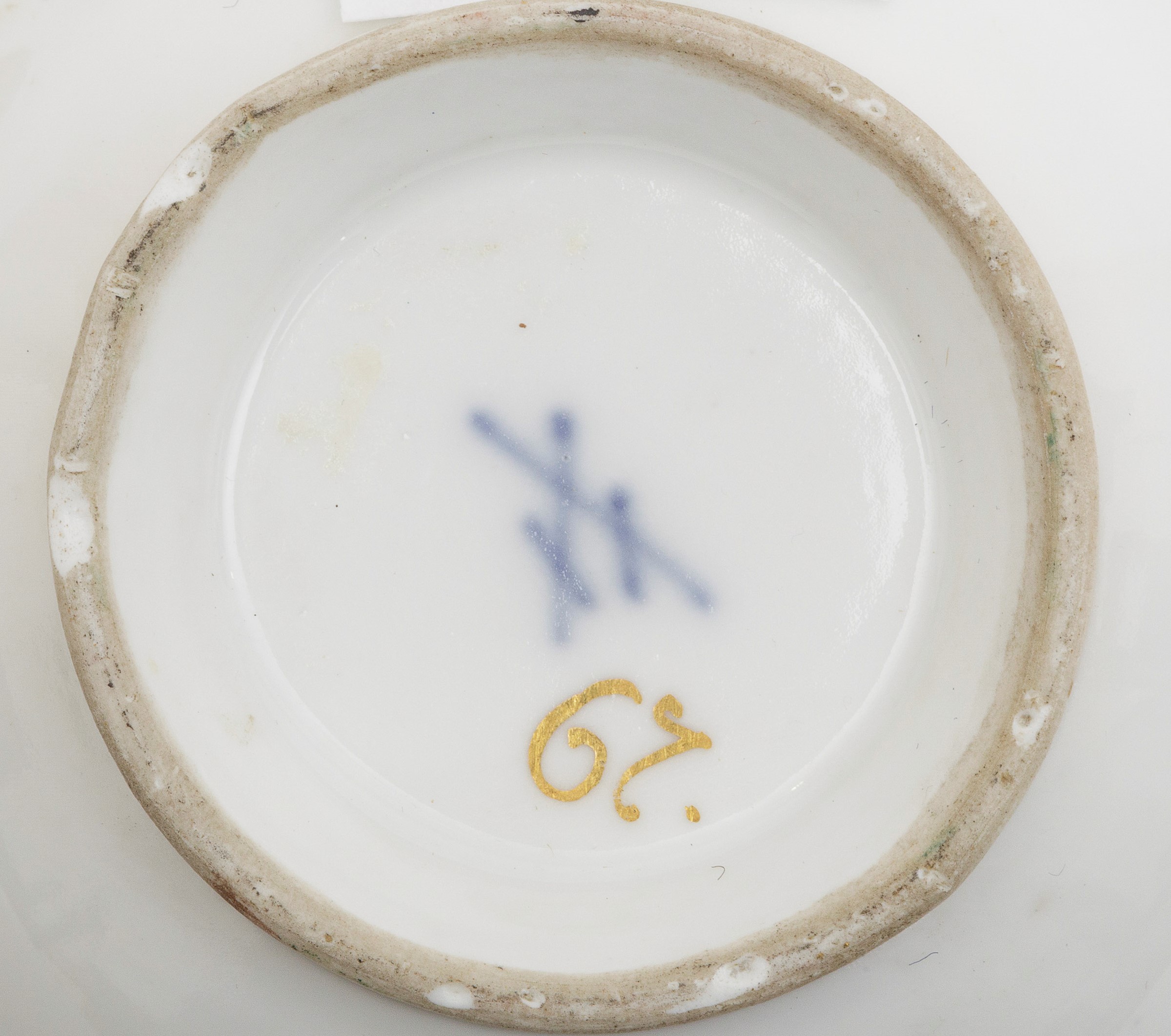 Tazza con piattino Meissen, 1745 circa , - Porcellana. Marca: spade in blu; numero [...] - Image 3 of 3