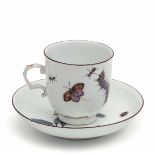 Una tazza ed un piattino Meissen, 1740 circa , - Porcellana. Marca: spade in blu; [...]