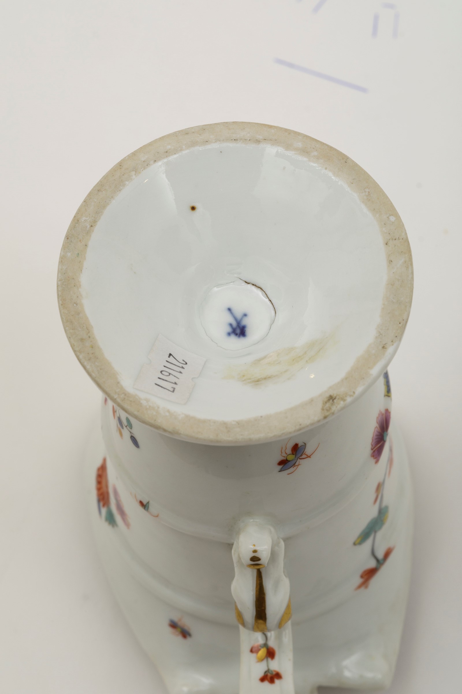 Piccolo versato a casco Meissen, 1735 circa , - Porcellana. Marca: spade in blu; [...] - Image 5 of 5