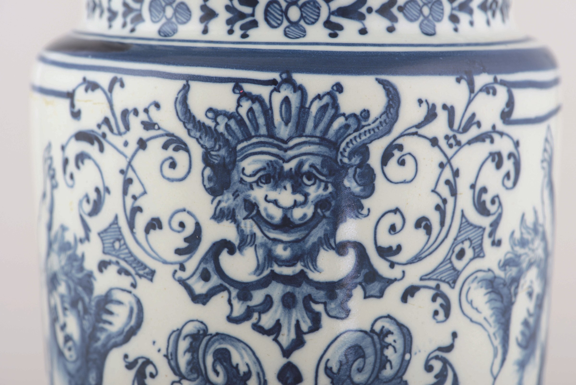 Albarello Spagna, Manifattura di Alcora, verso il 1727-1737 , - Maiolica. Marca: [...] - Image 2 of 4