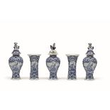 “Garniture” di vasi Olanda, Delft, Manifattura De Porcellane Schotel, ultimo [...]