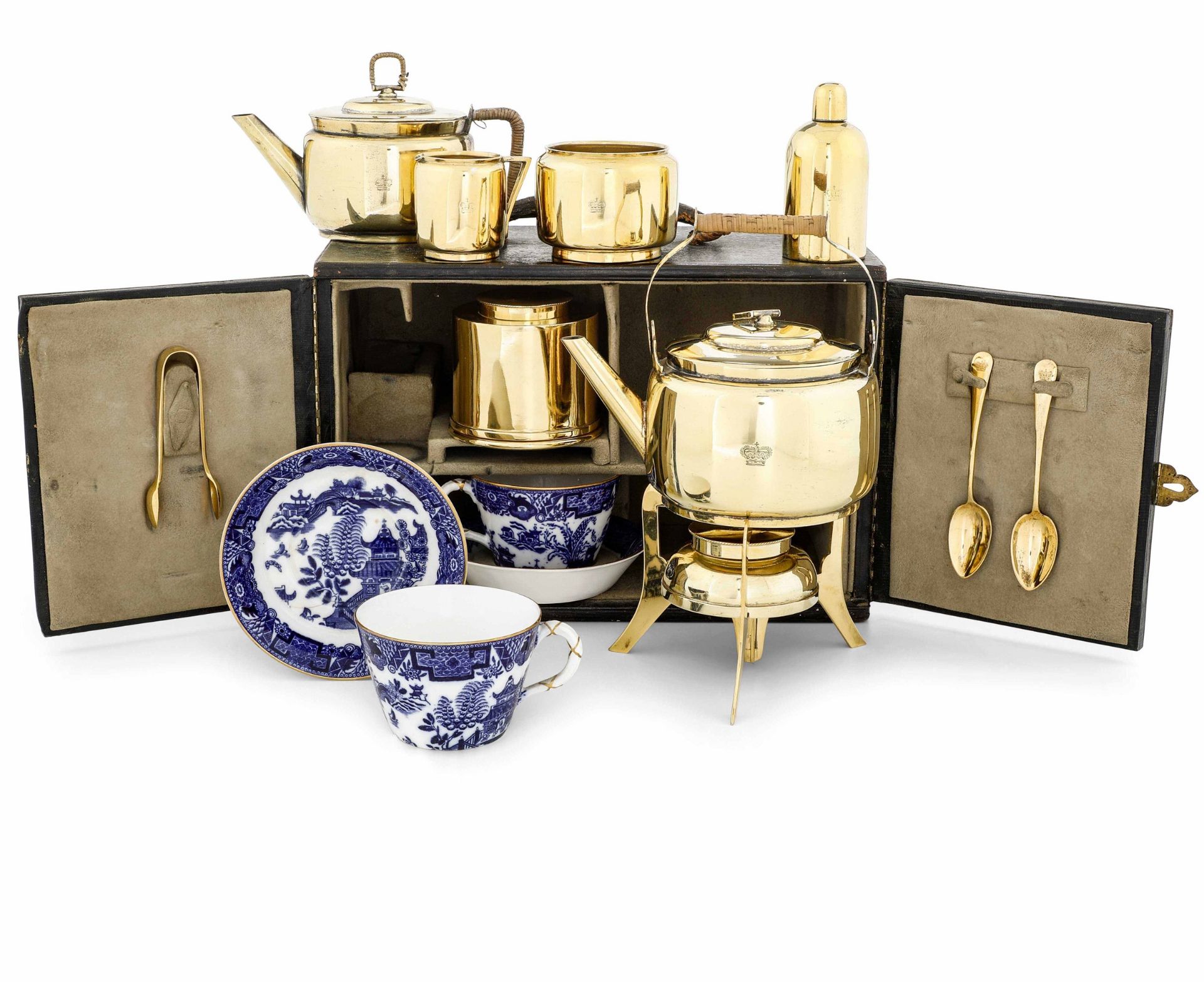 Servito "picnic tea" in metallo dorato e porcellana dipinta, entro bauletto da [...]