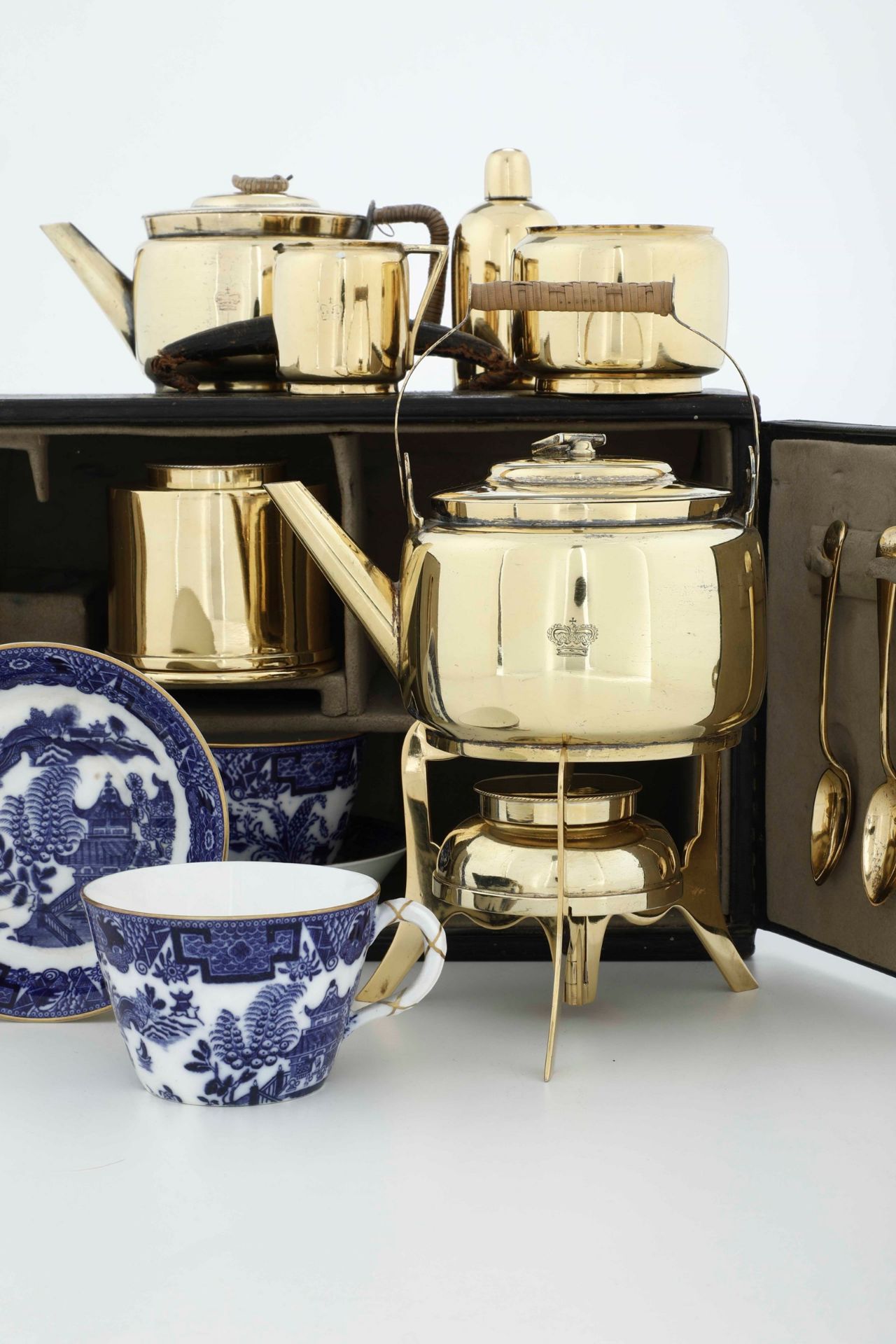 Servito "picnic tea" in metallo dorato e porcellana dipinta, entro bauletto da [...] - Image 3 of 7