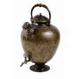 A copper and bronze pitcher, 1600s - cm 44. Corpo ovoidale poggiante su piede [...]