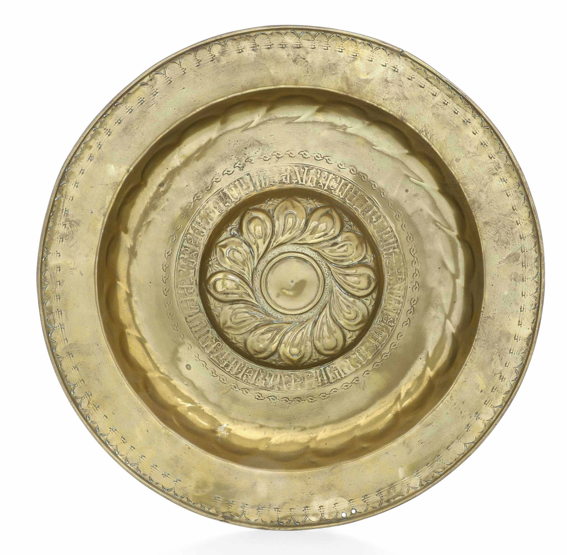 A brass plate, Germany, 1500s - diametro cm 51. Cavetto con decoro a baccellatura [...]