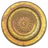 A brass plate, Germany, 1500s - diametro cm 40,8. Cavetto dorato a baccellatura entro [...]